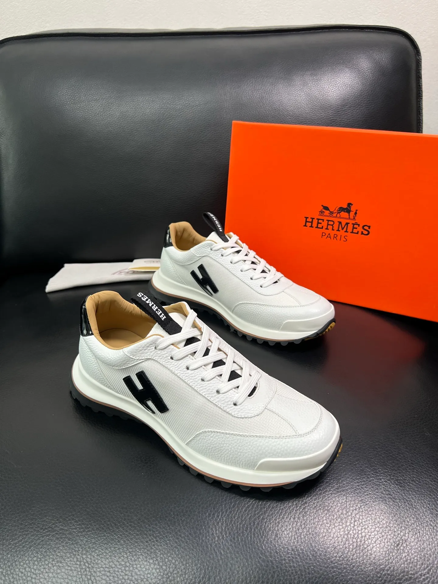 Men's shoes 💰800 Hermes top purchasing Hermes counters are on sale at the same time with original factory configuration, original cowhide imported from Italy and mesh fabric, high-quality splicing technology, fully imported water-dyed cowhide lining, soles: original soles specially provided by the original factory are super comfortable, the original factory follows the order and high quality, you can enter and exit the counter at will, you are welcome to compare and synchronize with the counter, code number 39-44 (customized 38 45) 85863